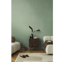 Svetlá obývacia izba so zelenou stenou, dreveným nočným stolíkom a pohovkami