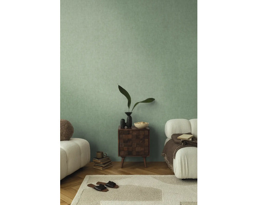 Svetlá obývacia izba so zelenou stenou, dreveným nočným stolíkom a pohovkami