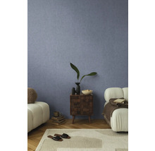 Dekoratívna obývacia izba s textúrovaným nábytkom a nástennou tapetou.