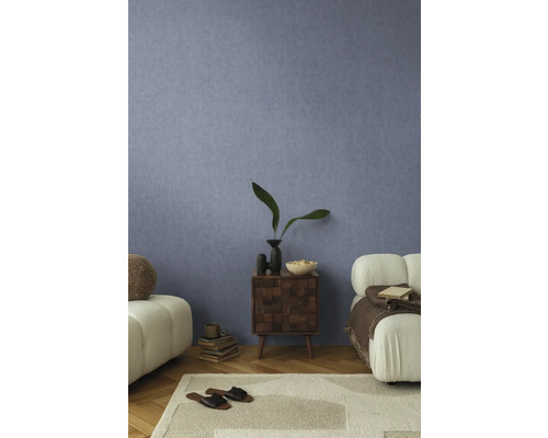 Dekoratívna obývacia izba s textúrovaným nábytkom a nástennou tapetou.