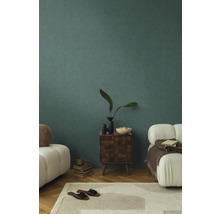 Obývacia izba so stenou, kobercom, pohovkou a komodou