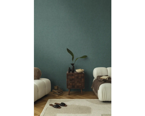 Obývacia izba so stenou, kobercom, pohovkou a komodou