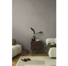 Obývacia izba s tapetou so vzorom, kobercom, pohovkou a príručným stolíkom.