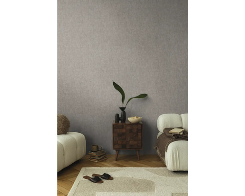 Obývacia izba s tapetou so vzorom, kobercom, pohovkou a príručným stolíkom.