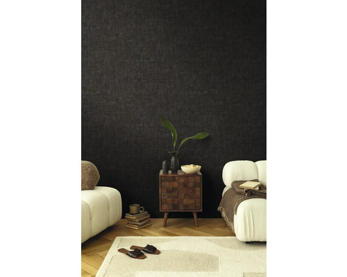 Obývacia izba s tmavou tapetou, nočným stolíkom a sedacím nábytkom pre útulnú atmosféru.