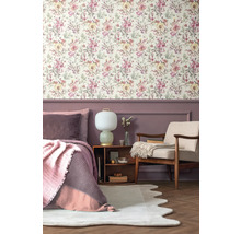 Spálňa s kvetinovou tapetou, posteľou, kreslom a nočným stolíkom