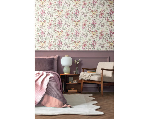 Spálňa s kvetinovou tapetou, posteľou, kreslom a nočným stolíkom