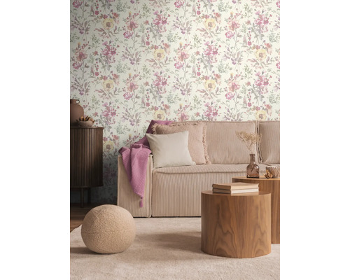Obývacia izba s kvetinovou tapetou, menčestrovou pohovkou a drevenými stolíkmi