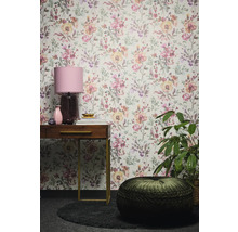 Izba s kvetinovou tapetou, písacím stolom, lampou a podsedákom