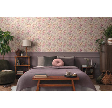 Spálňa s kvetinovou tapetou, posteľou a dreveným nábytkom pre útulnú atmosféru.