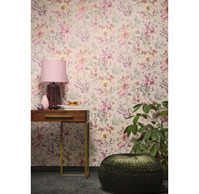 Izba s kvetinovou tapetou, konzola, lampa, izbová rastlina a sedací vankúš