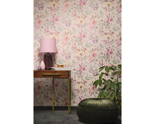 Izba s kvetinovou tapetou, konzola, lampa, izbová rastlina a sedací vankúš