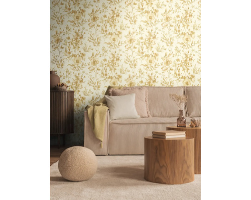 Obývacia izba s kvetinovou tapetou, menčestrovou sedačkou, konferenčným stolíkom a kobercom pre útulnú atmosféru