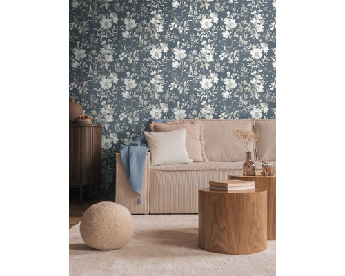 Obývacia izba s kvetinovou tapetou, pohovkou a drevenými stolmi