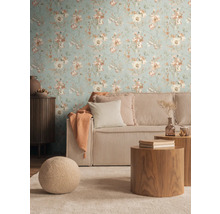 Obývacia izba s kvetinovou tapetou, rebrovanou pohovkou a drevenými stolmi