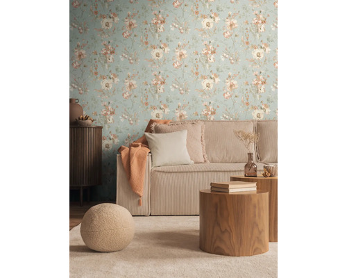 Obývacia izba s kvetinovou tapetou, rebrovanou pohovkou a drevenými stolmi