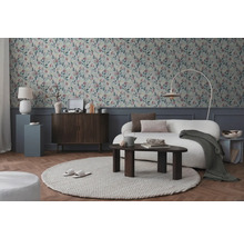 Obývacia izba s tapetou so vzorom, pohovkou, kobercom a drevenými prvkami pre útulnú atmosféru