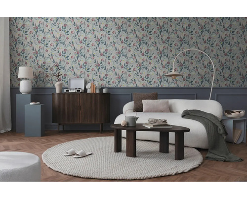 Obývacia izba s tapetou so vzorom, pohovkou, kobercom a drevenými prvkami pre útulnú atmosféru