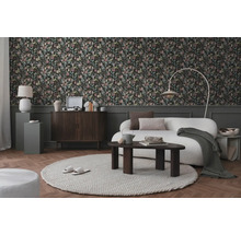 Obývacia izba s kvetinovou tapetou, pohovkou, kobercom a drevenými prvkami pre útulnú atmosféru