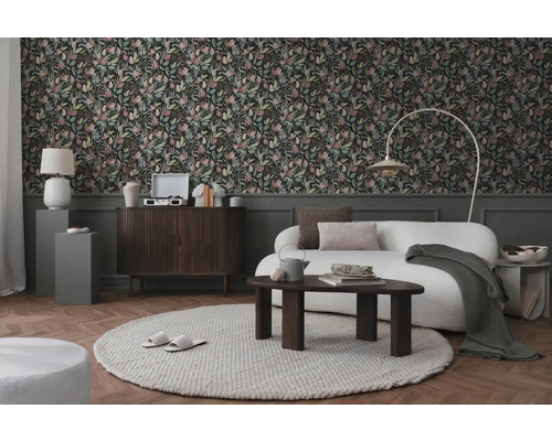 Obývacia izba s kvetinovou tapetou, pohovkou, kobercom a drevenými prvkami pre útulnú atmosféru