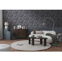 Obývacia izba s kvetinovou tapetou, pohovkou a nábytkom