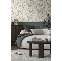 Obývacia izba s kvetinovou tapetou, pohovkou a konferenčným stolíkom