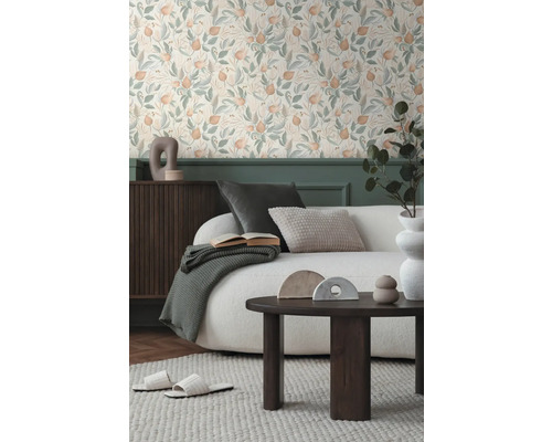 Obývacia izba s kvetinovou tapetou, pohovkou a konferenčným stolíkom