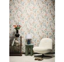 Ukážka interiéru s kvetinovou tapetou, kreslom, stolom a regálom.