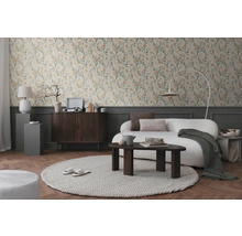 Obývacia izba s kvetinovou tapetou, pohovkou, kobercom a dreveným nábytkom pre útulnú atmosféru.