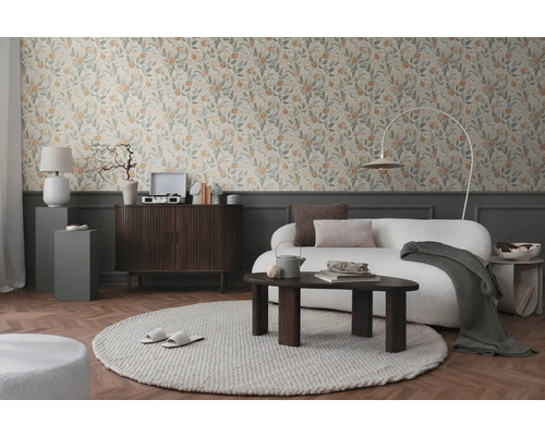 Obývacia izba s kvetinovou tapetou, pohovkou, kobercom a dreveným nábytkom pre útulnú atmosféru.