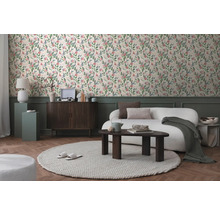 Dekoratívna obývacia izba s tapetou so vzorom, pohovkou a dreveným nábytkom.