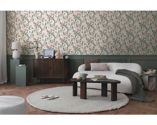 Dekoratívna obývacia izba s tapetou so vzorom, pohovkou a dreveným nábytkom.