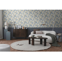 Obývacia izba s kvetinovou tapetou, pohovkou a dreveným stolom