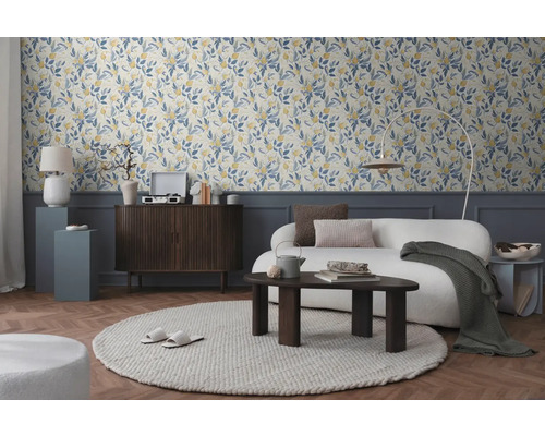 Obývacia izba s kvetinovou tapetou, pohovkou a dreveným stolom