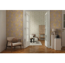 Svetlá obývacia izba so vzorovanou tapetou, kreslom a drevenou podlahou