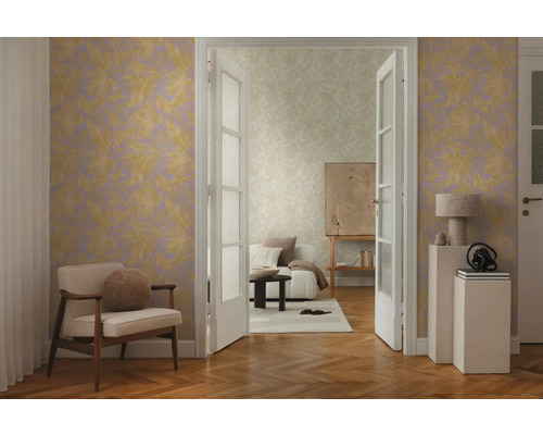 Svetlá obývacia izba so vzorovanou tapetou, kreslom a drevenou podlahou