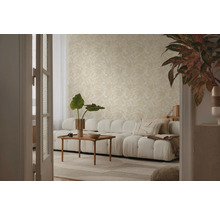 Obývacia izba s béžovou vzorovanou tapetou, pohovkou, konferenčným stolíkom a izbovými rastlinami pre svetlú a organizovanú atmosféru