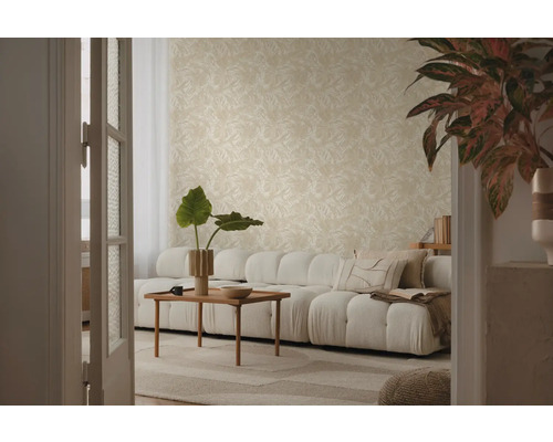 Obývacia izba s béžovou vzorovanou tapetou, pohovkou, konferenčným stolíkom a izbovými rastlinami pre svetlú a organizovanú atmosféru