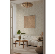 Obývacia izba so vzorovanou tapetou, pohovkou, stolom a dekoráciou