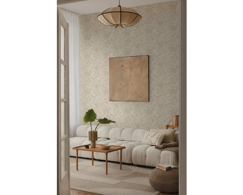 Obývacia izba so vzorovanou tapetou, pohovkou, stolom a dekoráciou