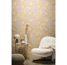 Ukážka interiéru s tapetou s listovým vzorom, kreslom a odkladacím stolíkom.