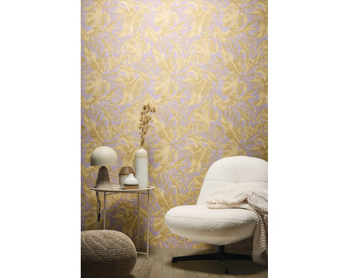 Ukážka interiéru s tapetou s listovým vzorom, kreslom a odkladacím stolíkom.