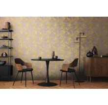 Jedáleň s jedálenským stolom, stoličkami, regálom, komodou a tapetou s kvetinovým vzorom.