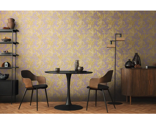 Jedáleň s jedálenským stolom, stoličkami, regálom, komodou a tapetou s kvetinovým vzorom.