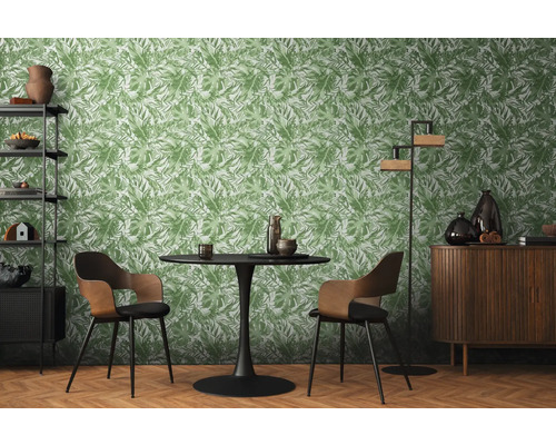 Obývacia izba s jedálenským stolom, stoličkami, regálom, skriňou a tapetou s rastlinným vzorom.