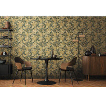 Jedáleň s tapetou so vzorom listov, stôl, stoličky, polica a komoda