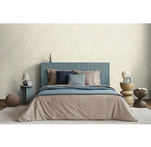 Spálňa s posteľou, nočnými stolíkmi a tapetou so vzorom