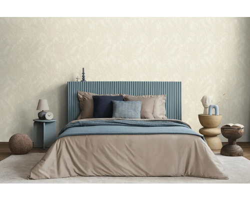 Spálňa s posteľou, nočnými stolíkmi a tapetou so vzorom