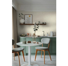 Svetlá kuchyňa s jedálenským stolom a stoličkami, nástenná polica s dekoráciami a zarámovaný obraz