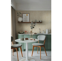 Svetlá kuchyňa s jedálenským stolom a stoličkami pred zelenými skriňami.